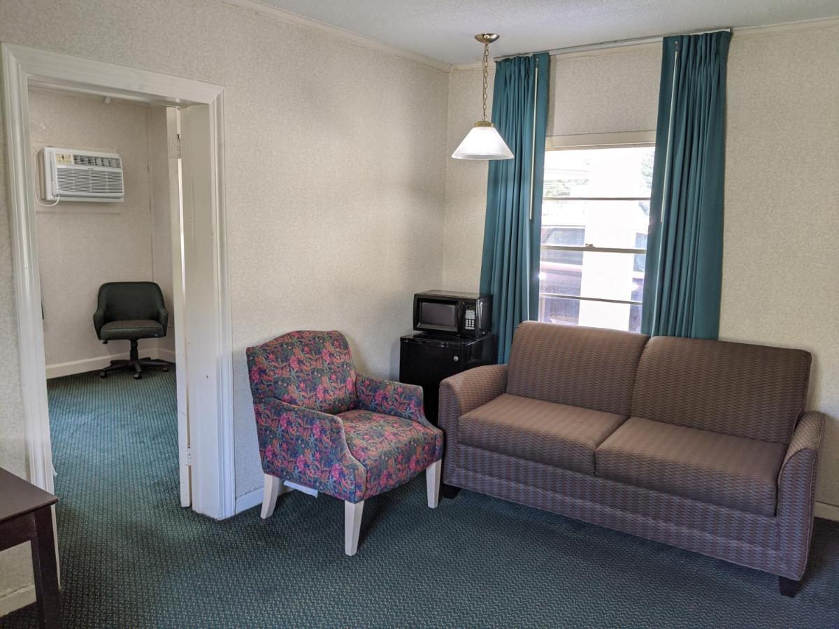 Azalea Inn & Suites Wilmington Exteriör bild